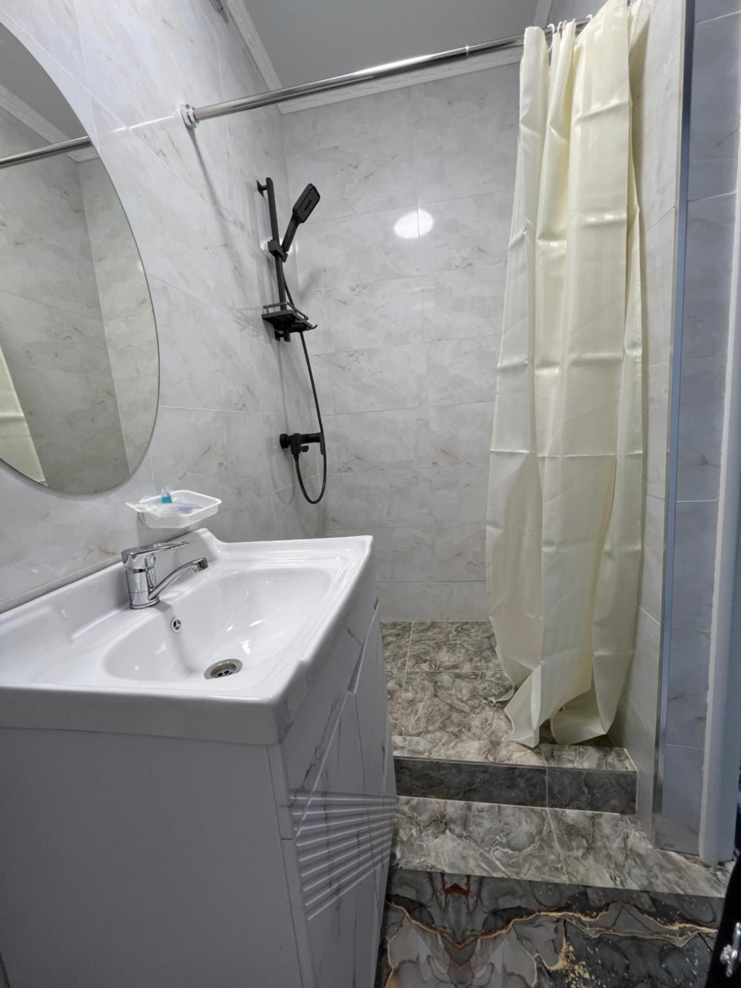 Maral Guesthouse Каракол Экстерьер фото